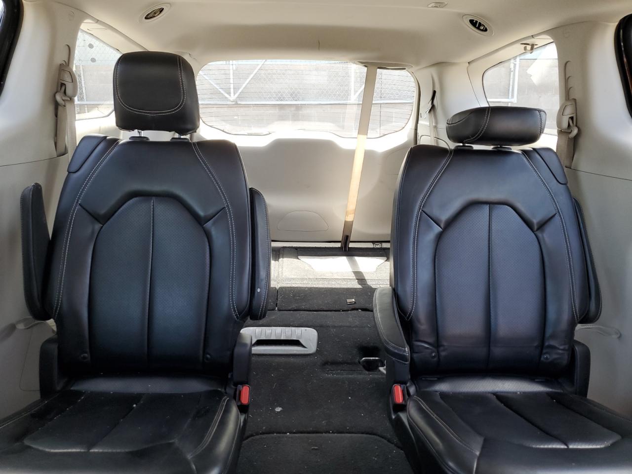 2C4RC1DG1LR172138 2020 Chrysler Voyager Lxi