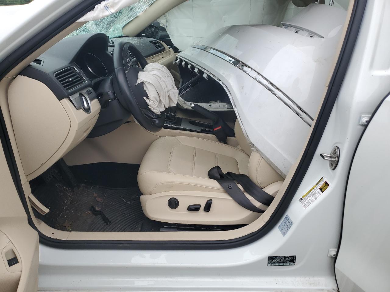 1VWLA7A33KC005784 2019 Volkswagen Passat Wolfsburg