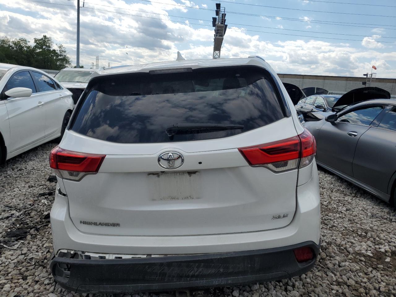 5TDKZRFH7HS513383 2017 Toyota Highlander Se