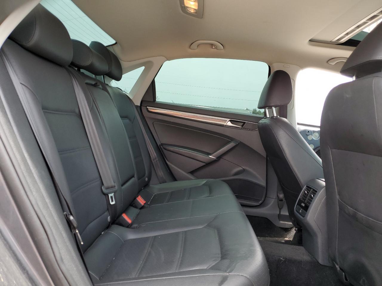 1VWBA7A35JC003061 2018 Volkswagen Passat Se