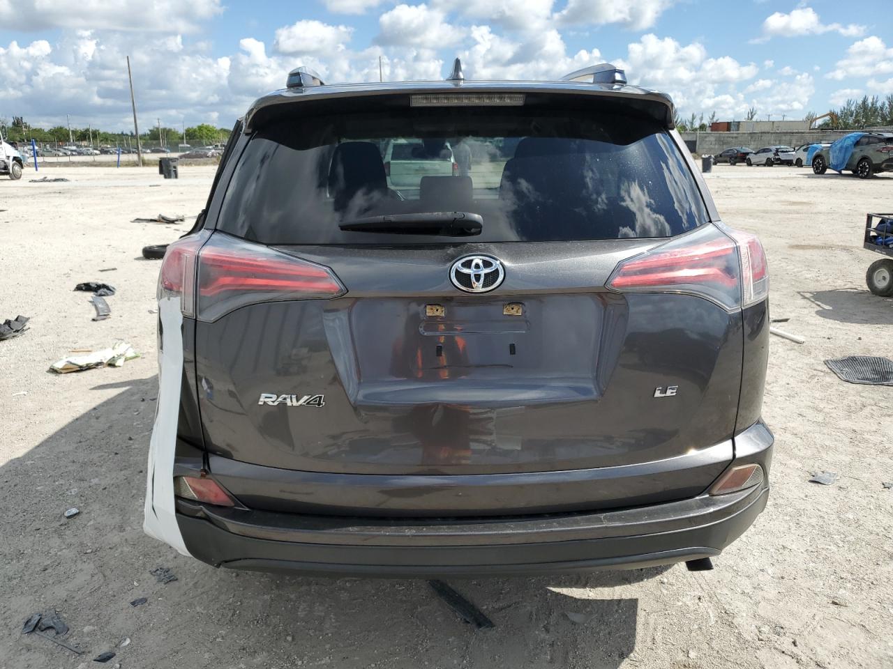 JTMZFREV6HJ702134 2017 Toyota Rav4 Le
