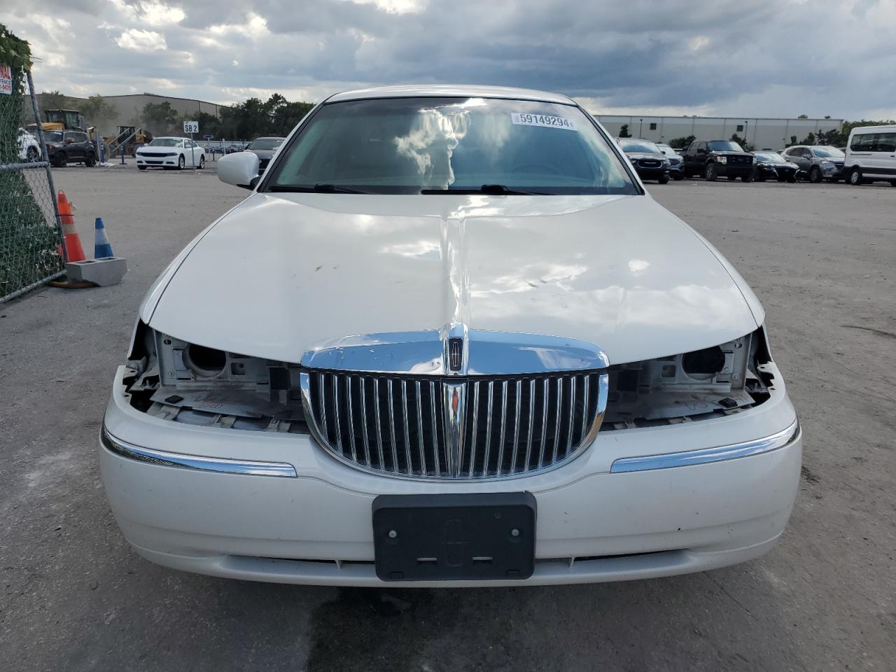 1LNHM85WX2Y657567 2002 Lincoln Town Car Cartier L