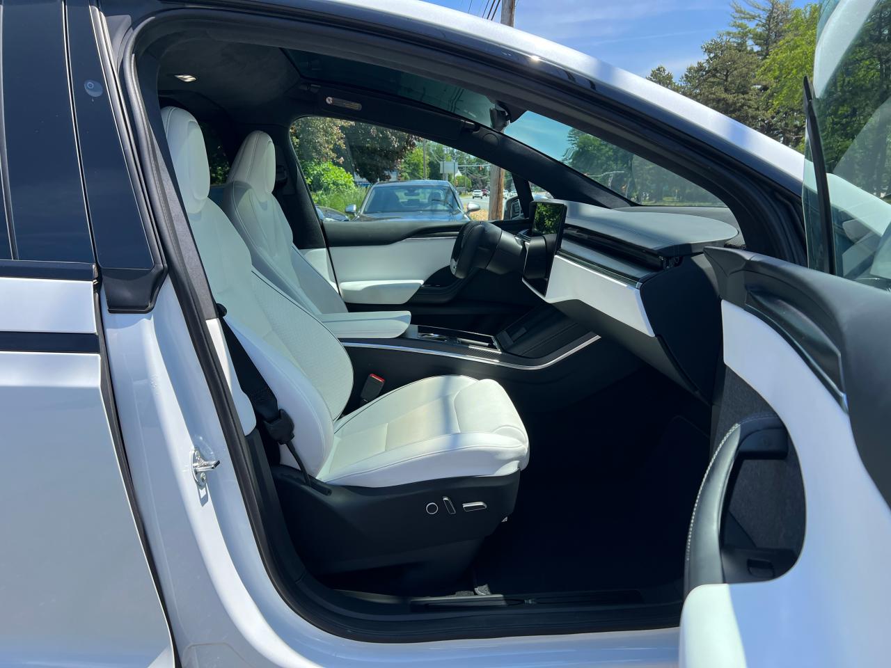 2022 Tesla Model X vin: 7SAXCBE6XNF331503