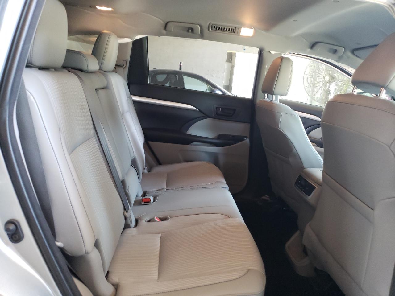 5TDBZRFH4JS900592 2018 Toyota Highlander Le