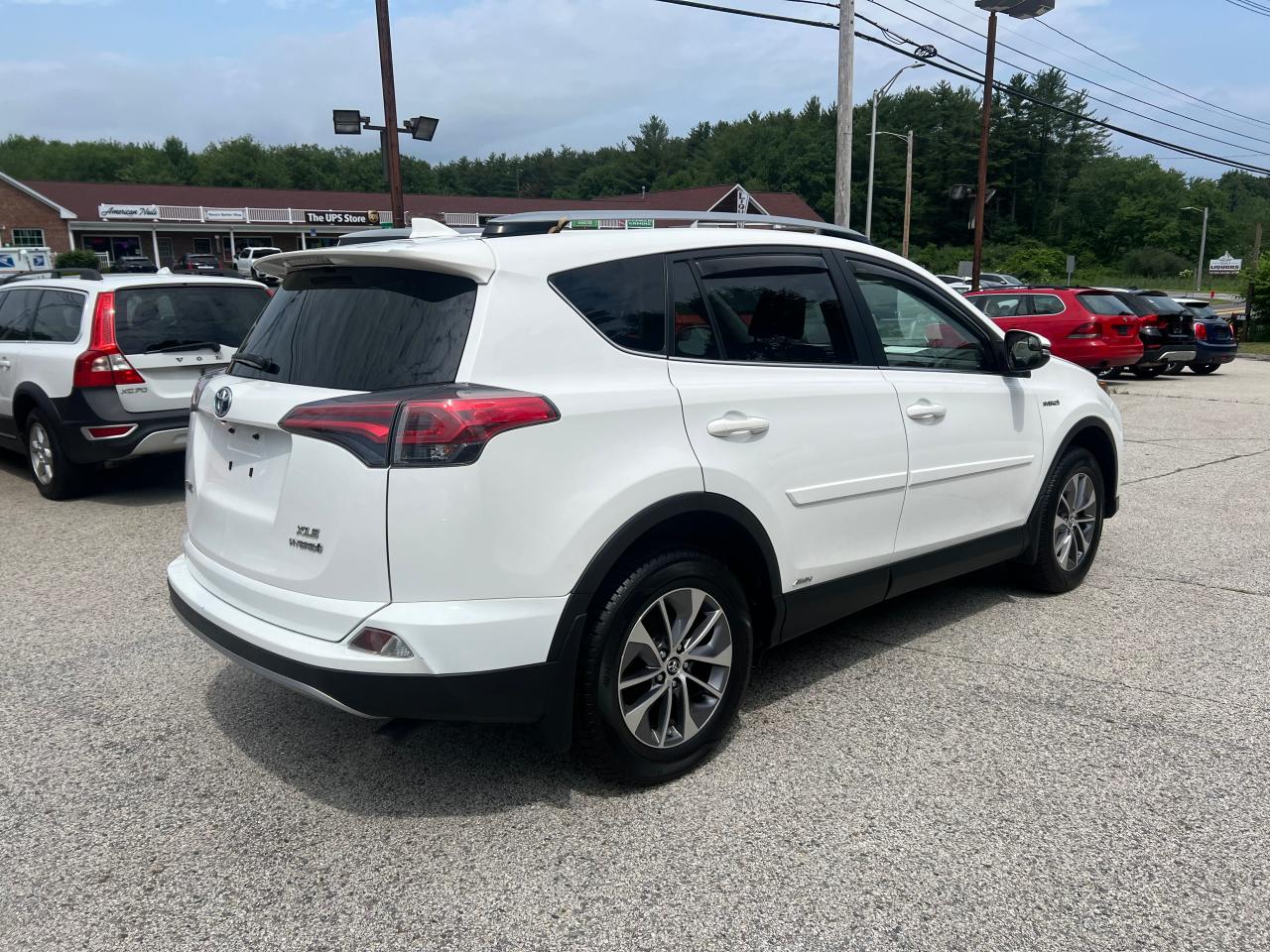 2018 Toyota Rav4 Hv Le vin: JTMRJREV0JD188834