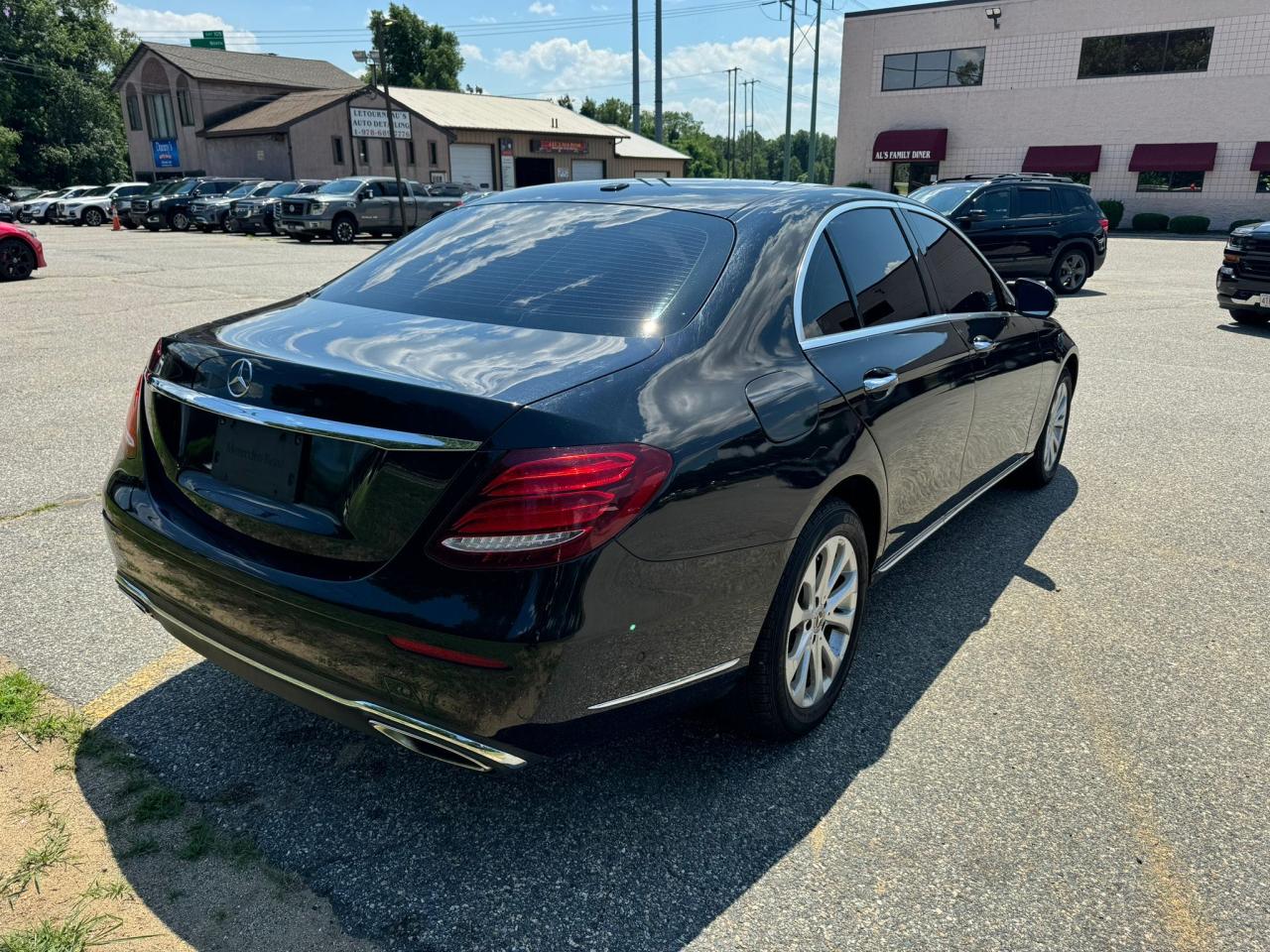 2018 Mercedes-Benz E 300 4Matic vin: WDDZF4KB5JA338118