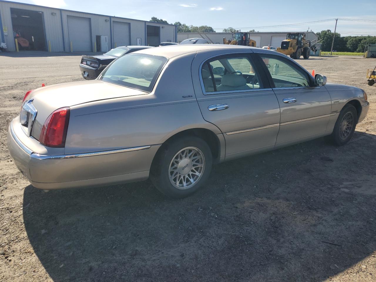 1LNHM82W9XY683704 1999 Lincoln Town Car Signature