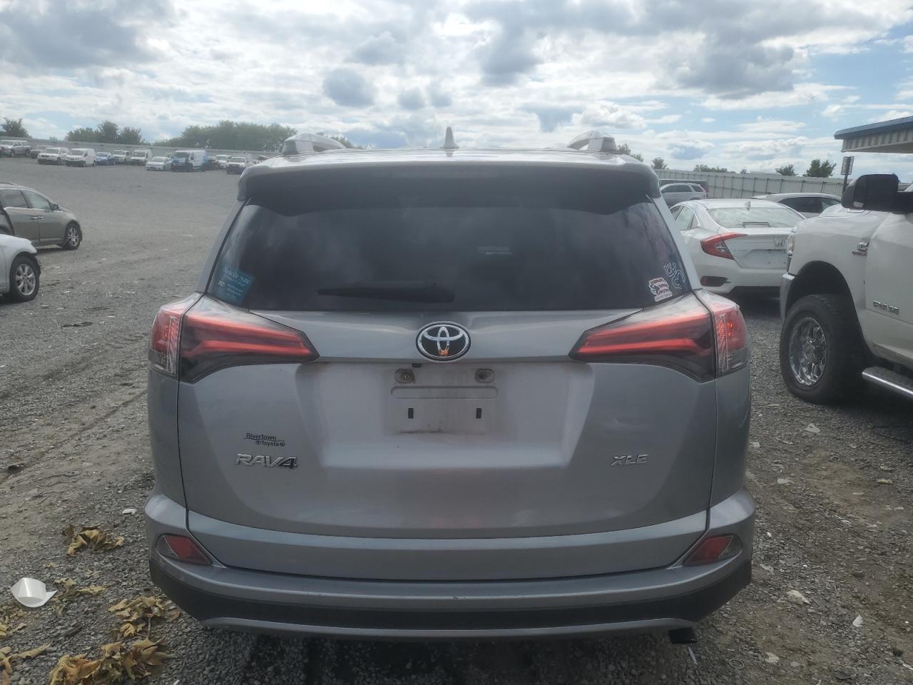 2T3WFREV5HW368974 2017 Toyota Rav4 Xle
