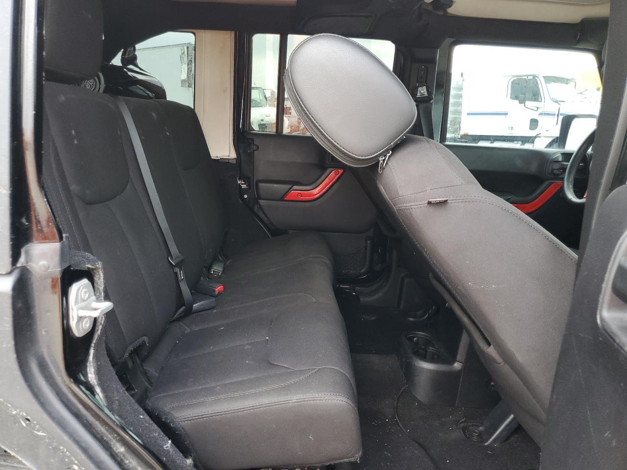 1C4HJWDG1FL692142 2015 Jeep Wrangler Unlimited Sport