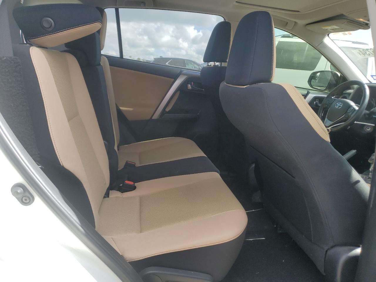 JTMWFREV6HJ120442 2017 Toyota Rav4 Xle