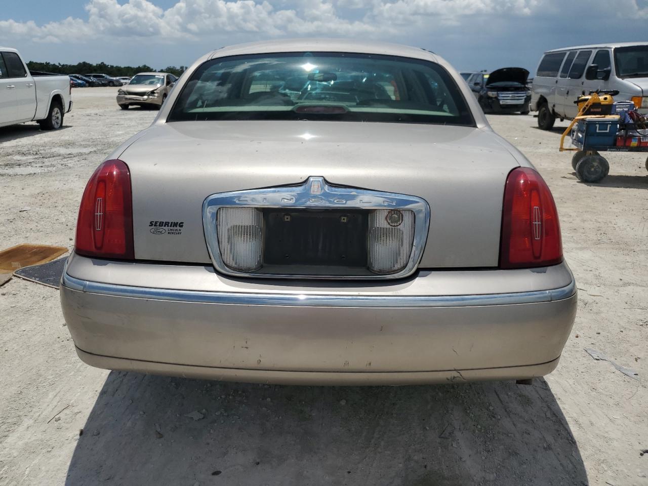 1LNHM81W62Y662318 2002 Lincoln Town Car Executive