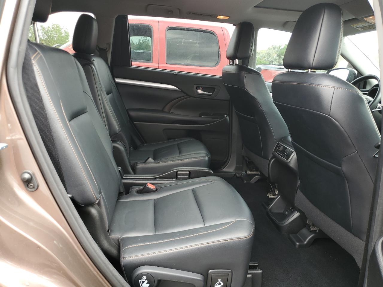 5TDJZRFH7JS880477 2018 Toyota Highlander Se