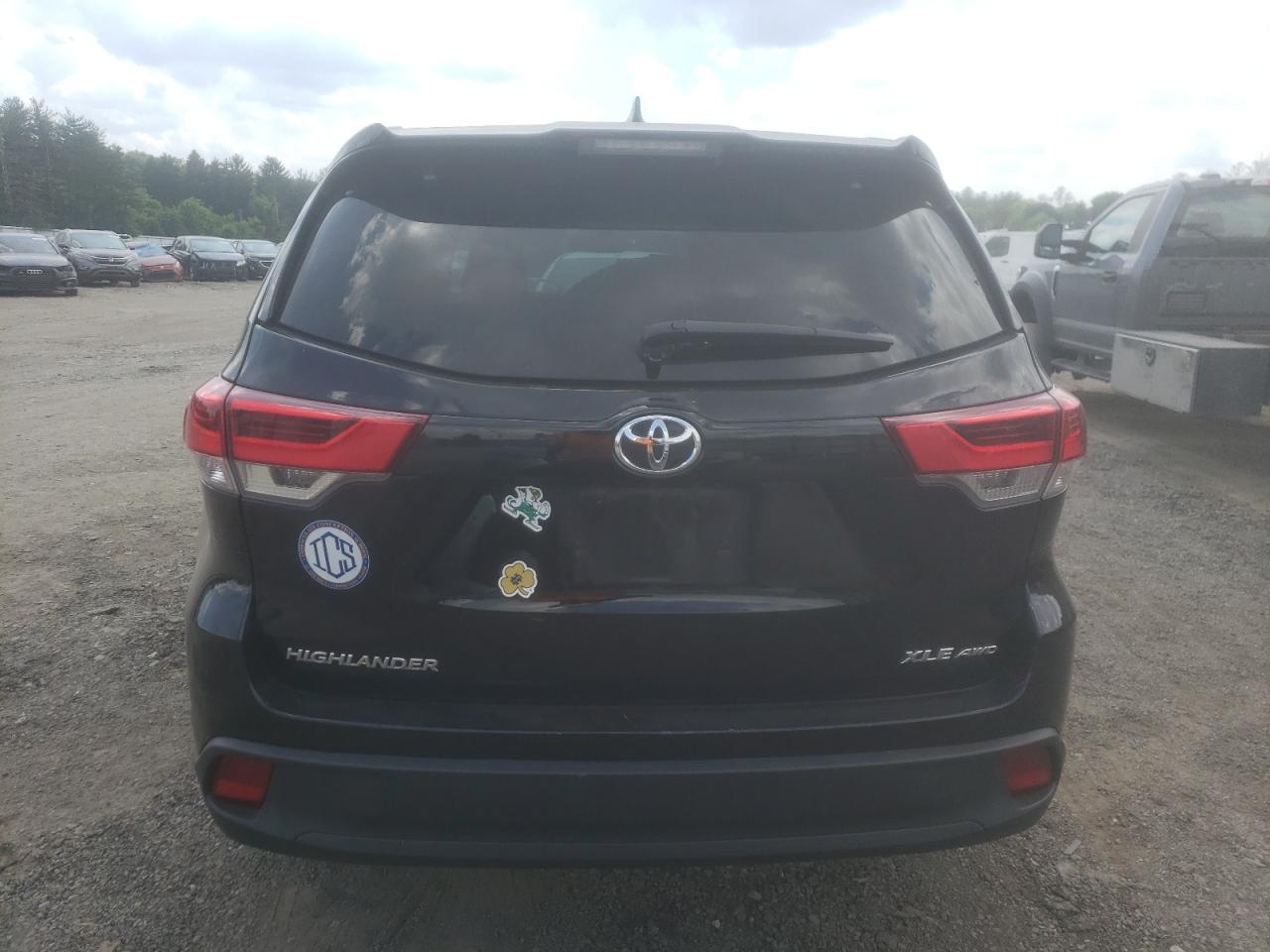 5TDJZRFH8JS499642 2018 Toyota Highlander Se