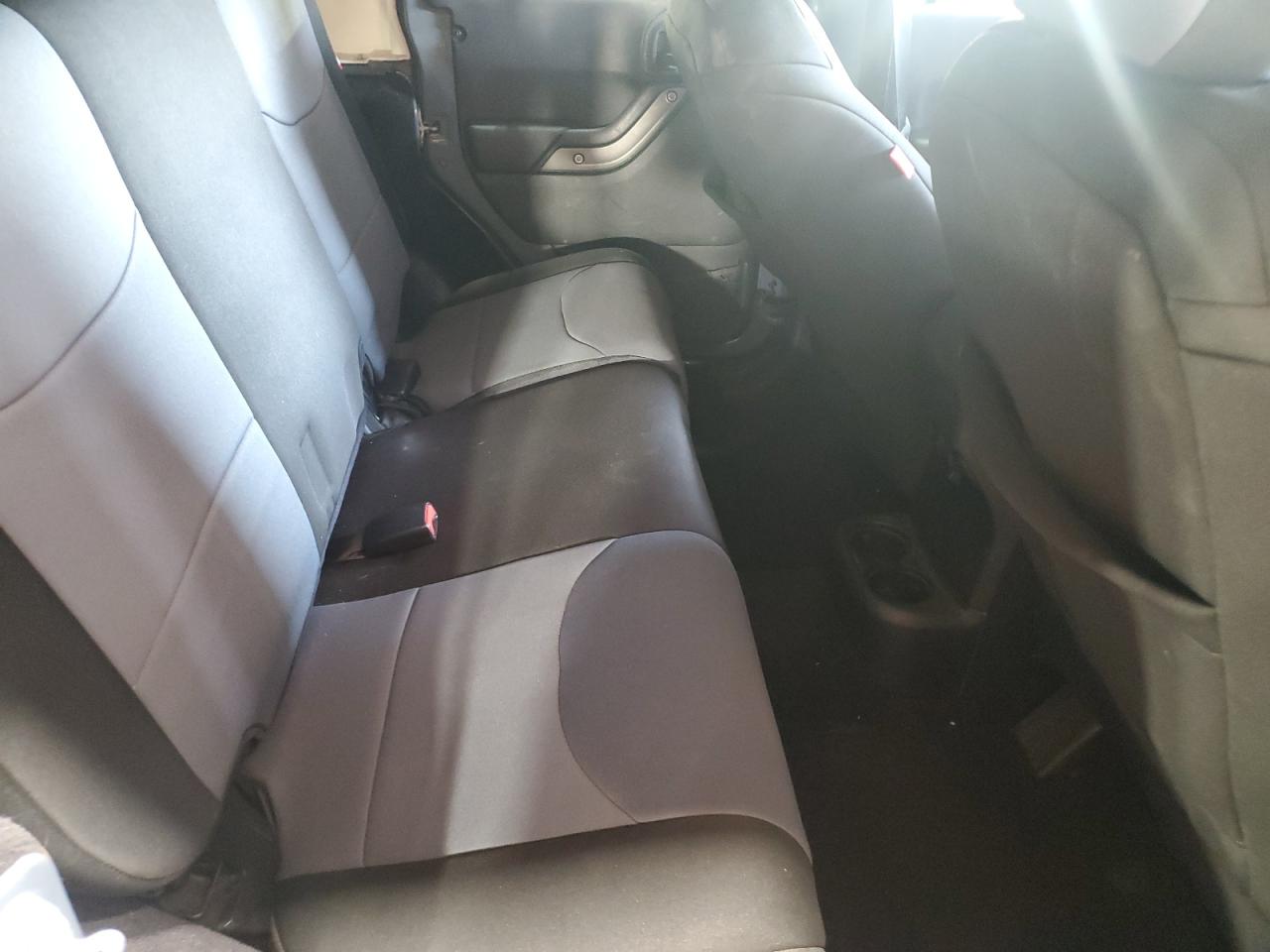 1C4BJWDG3EL318765 2014 Jeep Wrangler Unlimited Sport