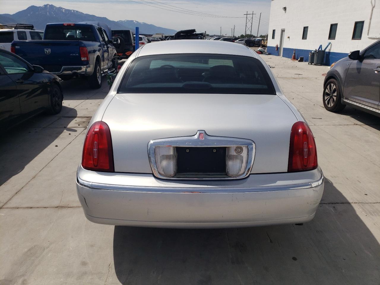 1LNHM81W52Y611389 2002 Lincoln Town Car Executive