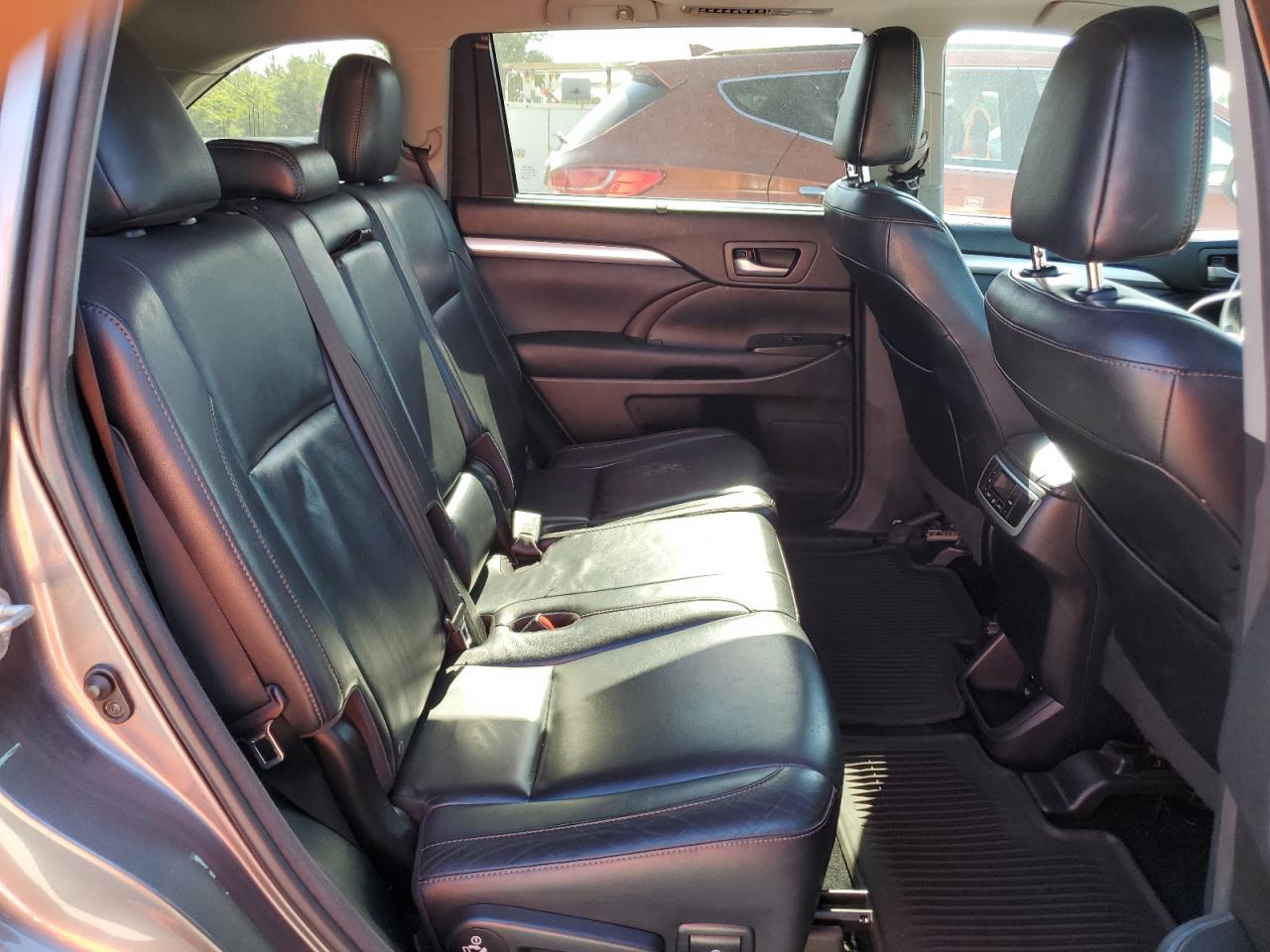 5TDJKRFH4GS330120 2016 Toyota Highlander Xle