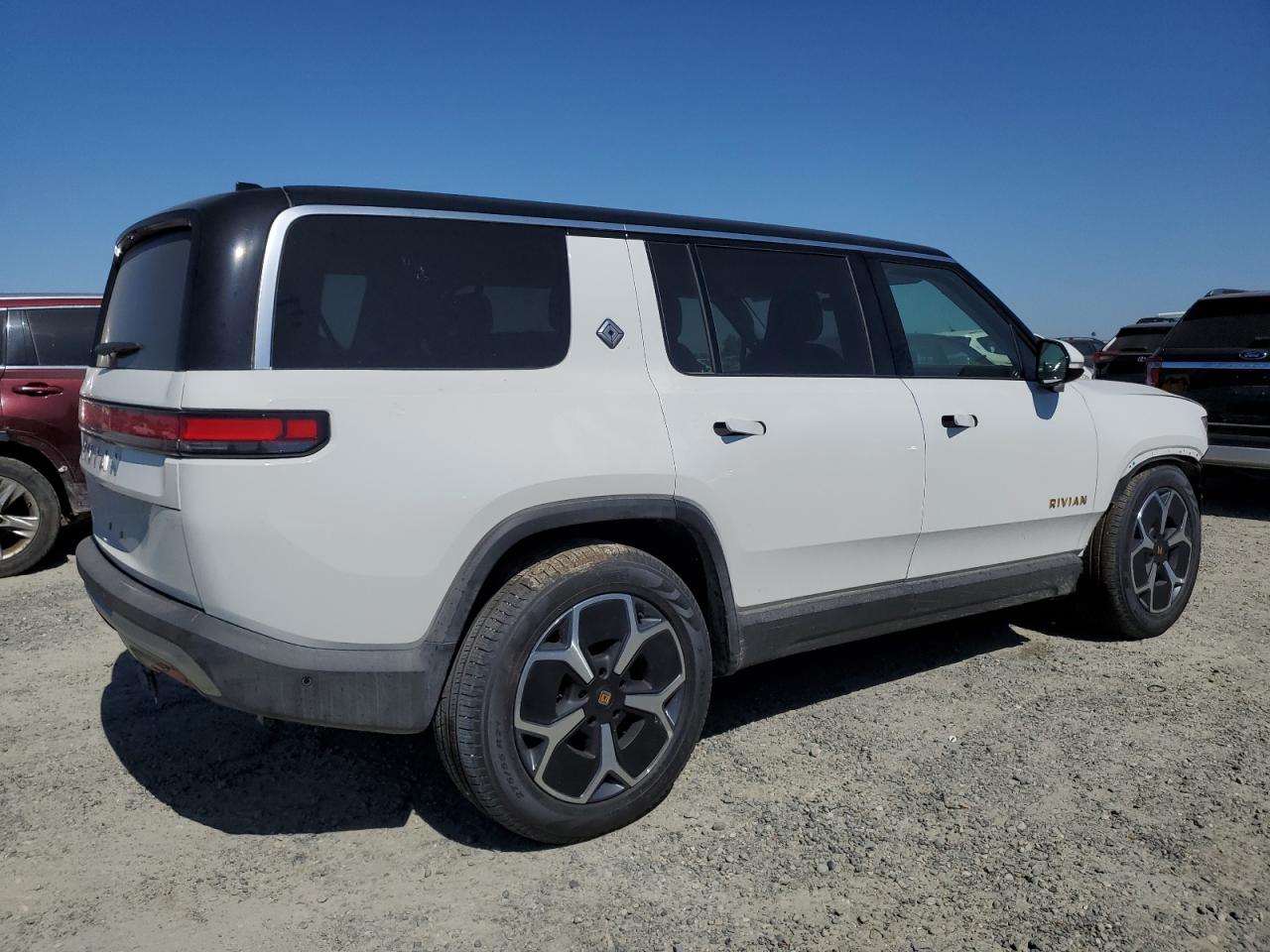 7PDSGABA8PN027470 2023 Rivian R1S Adventure