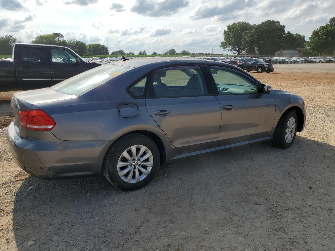 2013 Volkswagen Passat S vin: 1VWAH7A39DC076672