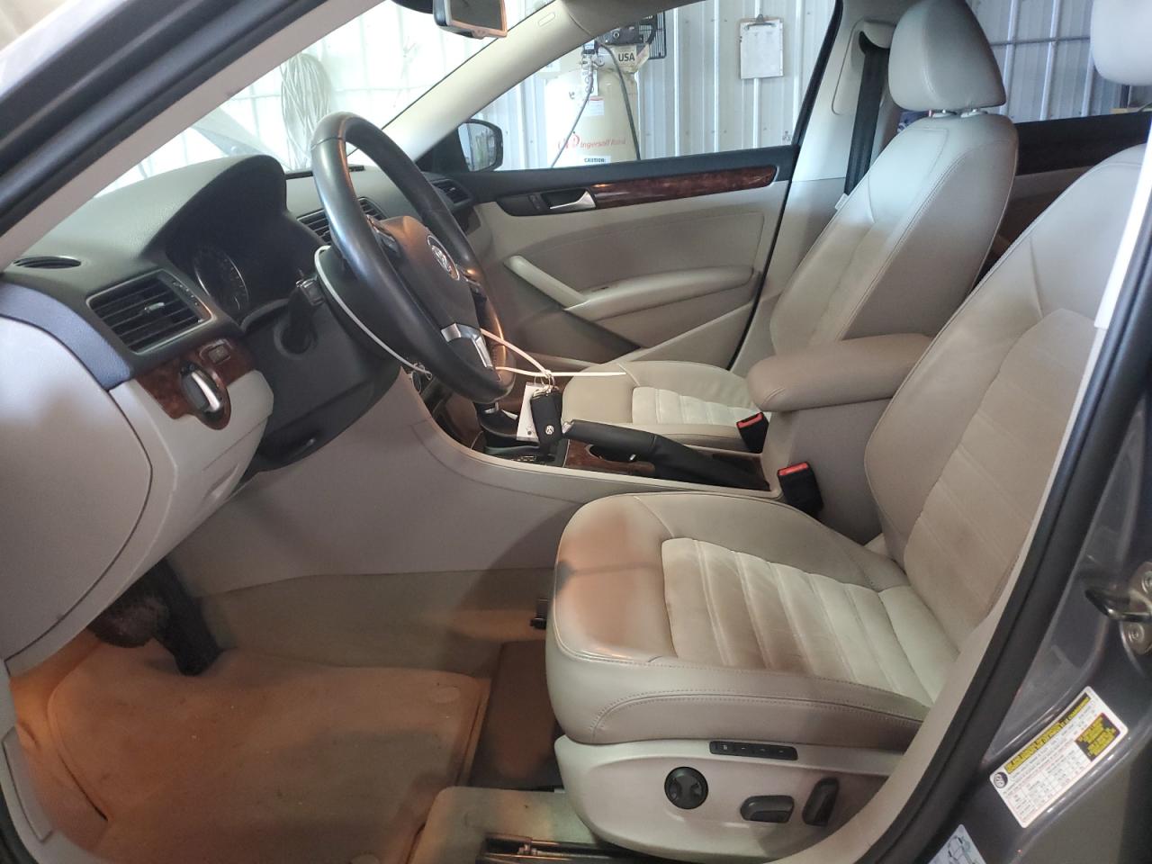 1VWCM7A30DC011553 2013 Volkswagen Passat Sel