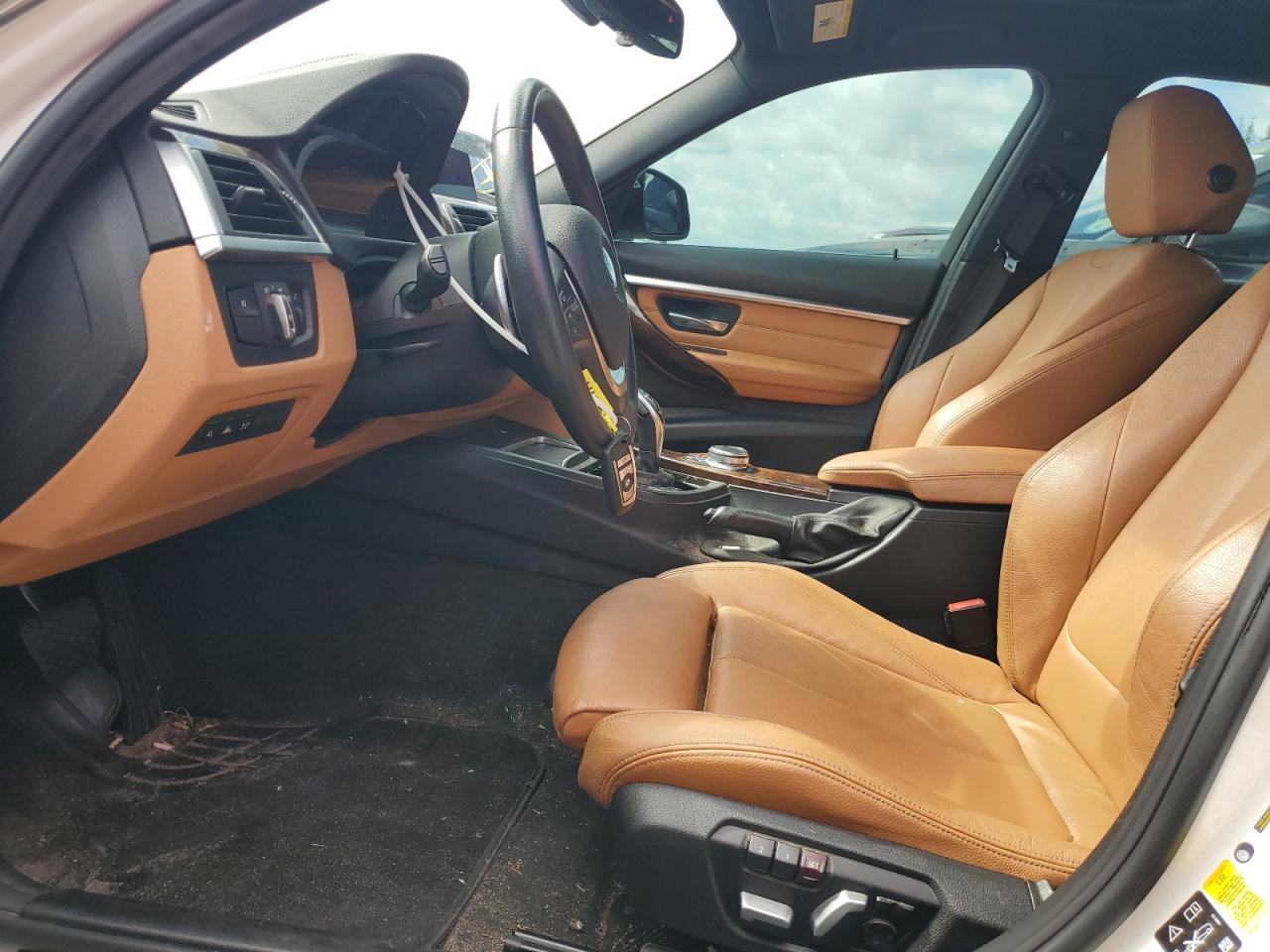 WBA8D9C5XJA615098 2018 BMW 330 Xi