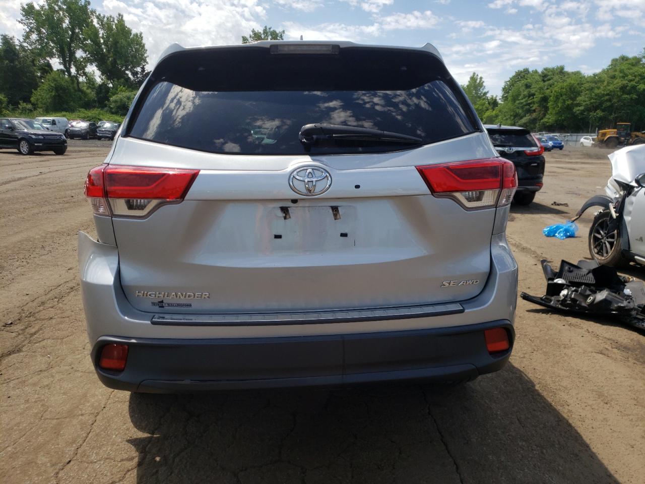5TDJZRFH4JS893476 2018 Toyota Highlander Se