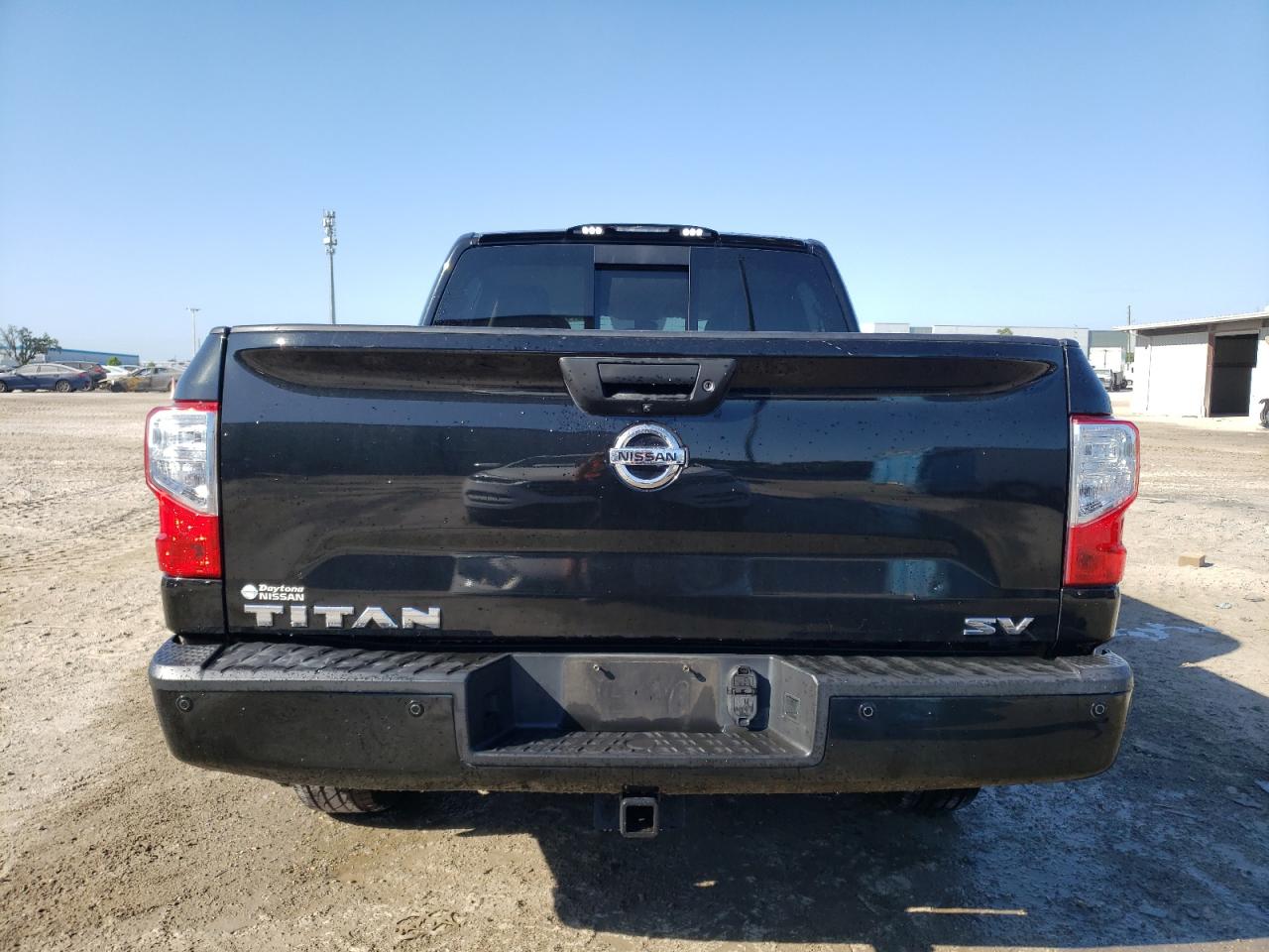 1N6AA1E64JN528582 2018 Nissan Titan Sv