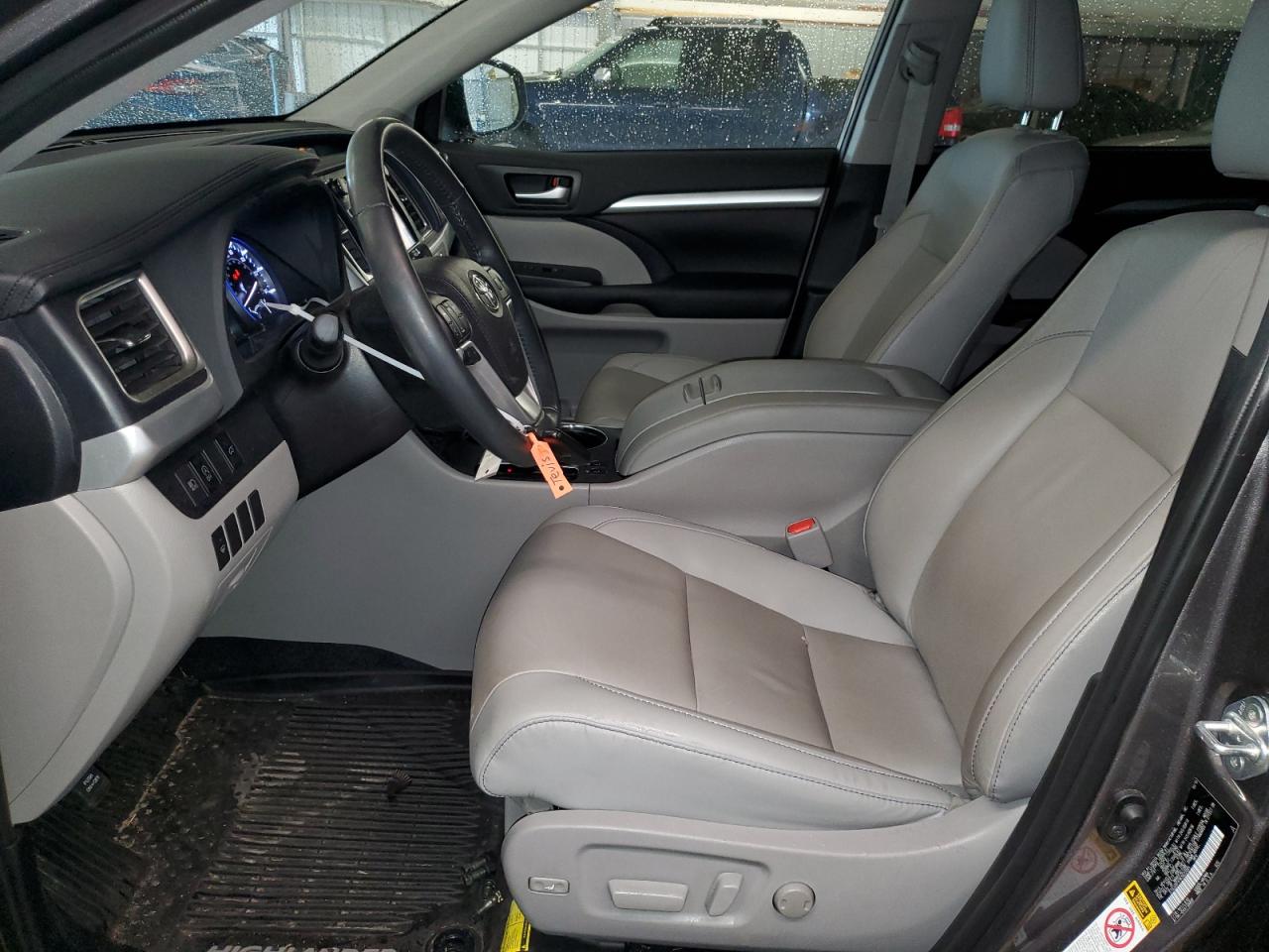 5TDJZRFH1KS622084 2019 Toyota Highlander Se