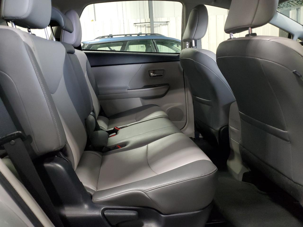 JTDZN3EU3HJ073200 2017 Toyota Prius V