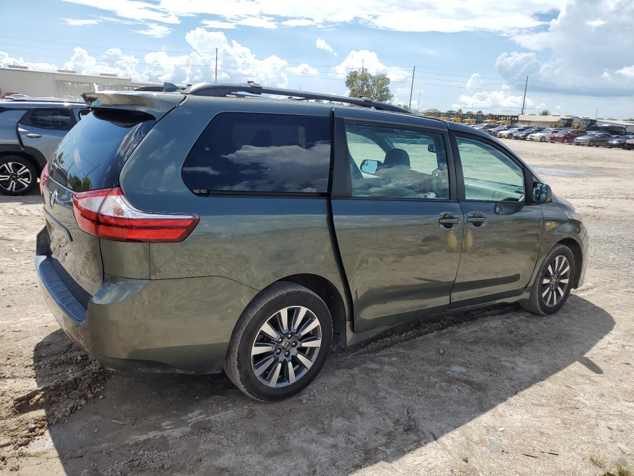 2018 Toyota Sienna Le vin: 5TDJZ3DC3JS200983