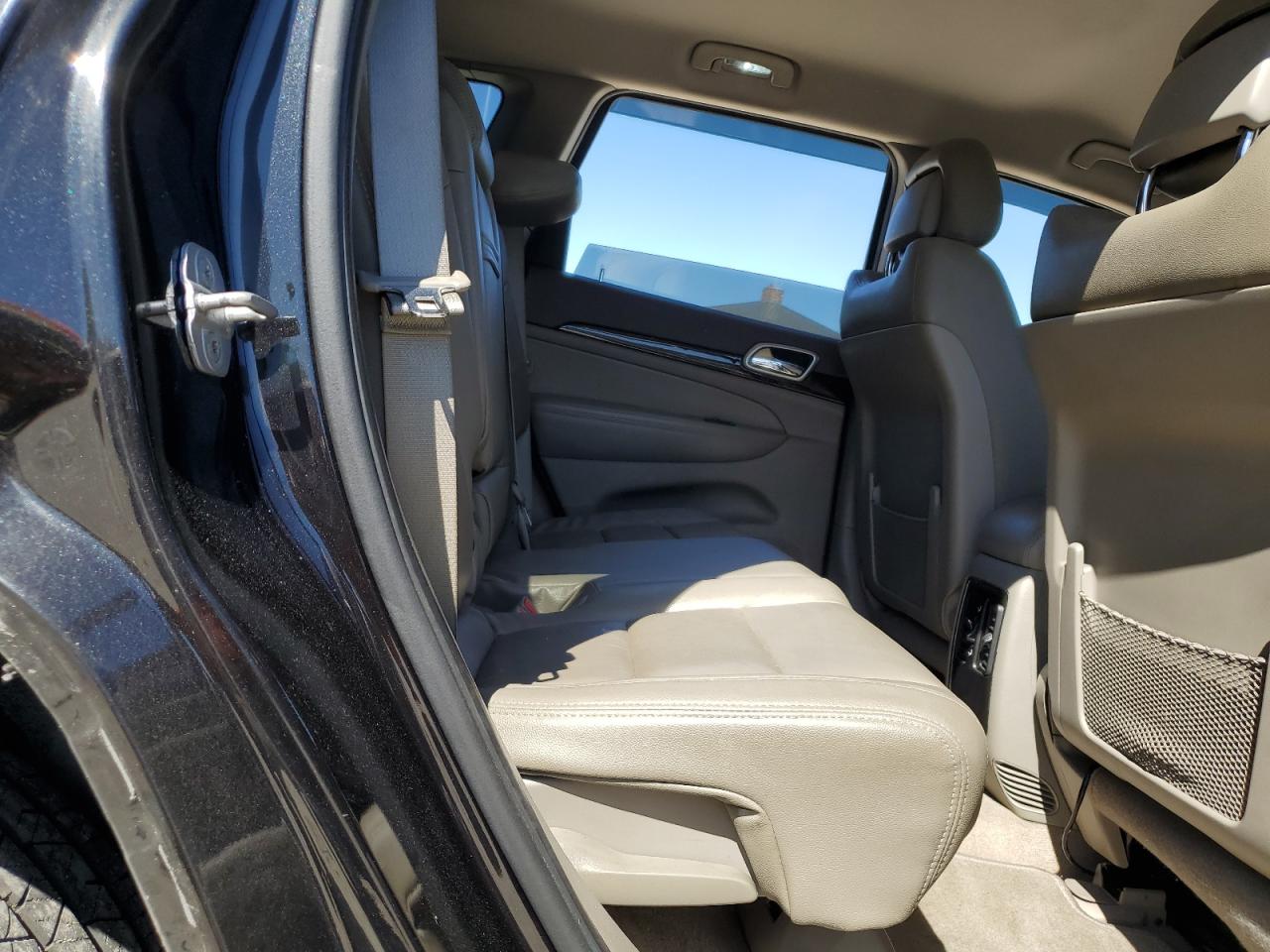 1J4RR4GG2BC552361 2011 Jeep Grand Cherokee Laredo