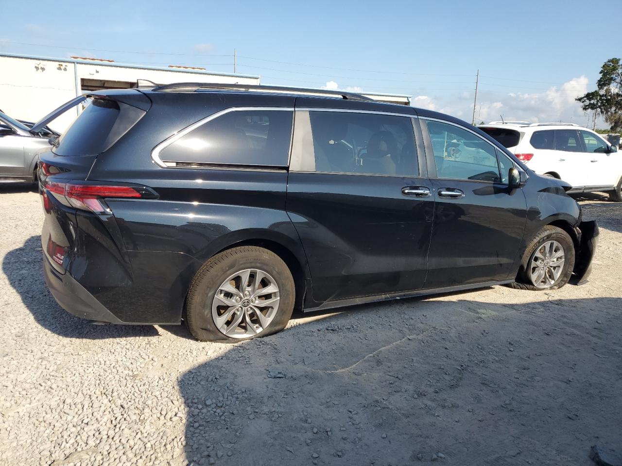 5TDYRKEC9NS083827 2022 Toyota Sienna Xle