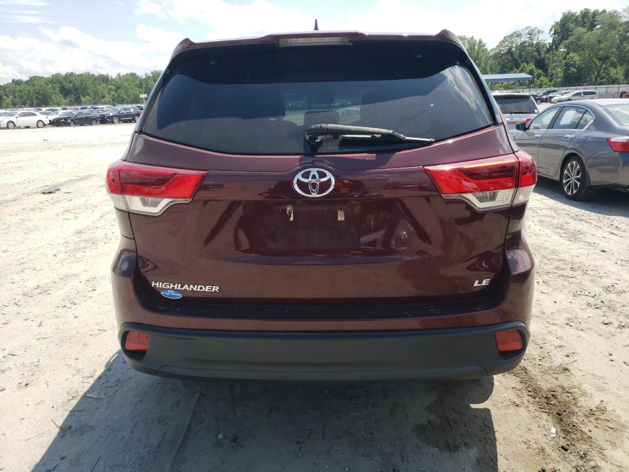 5TDZZRFH1HS231352 2017 Toyota Highlander Le