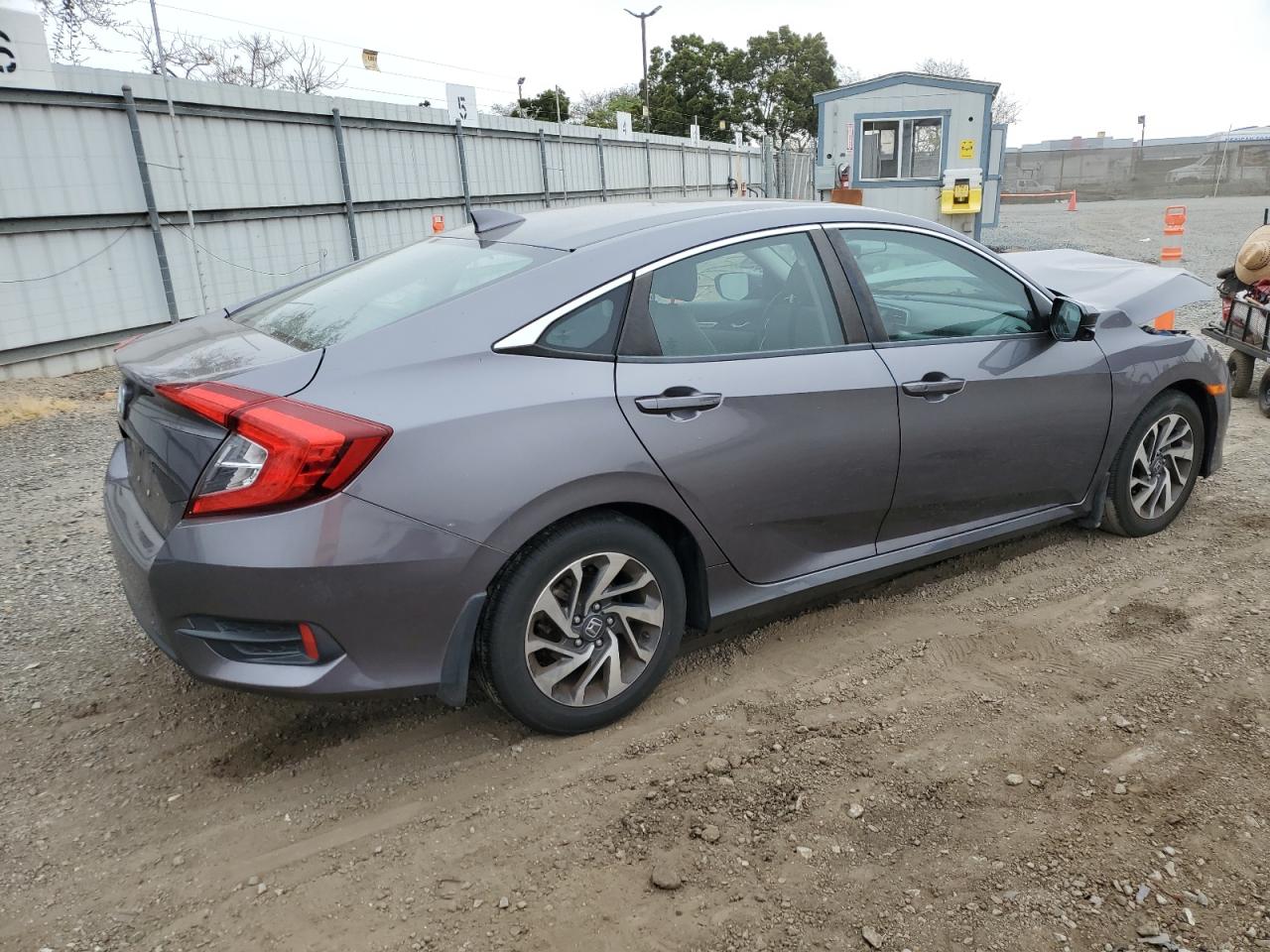 19XFC2F77JE013645 2018 Honda Civic Ex