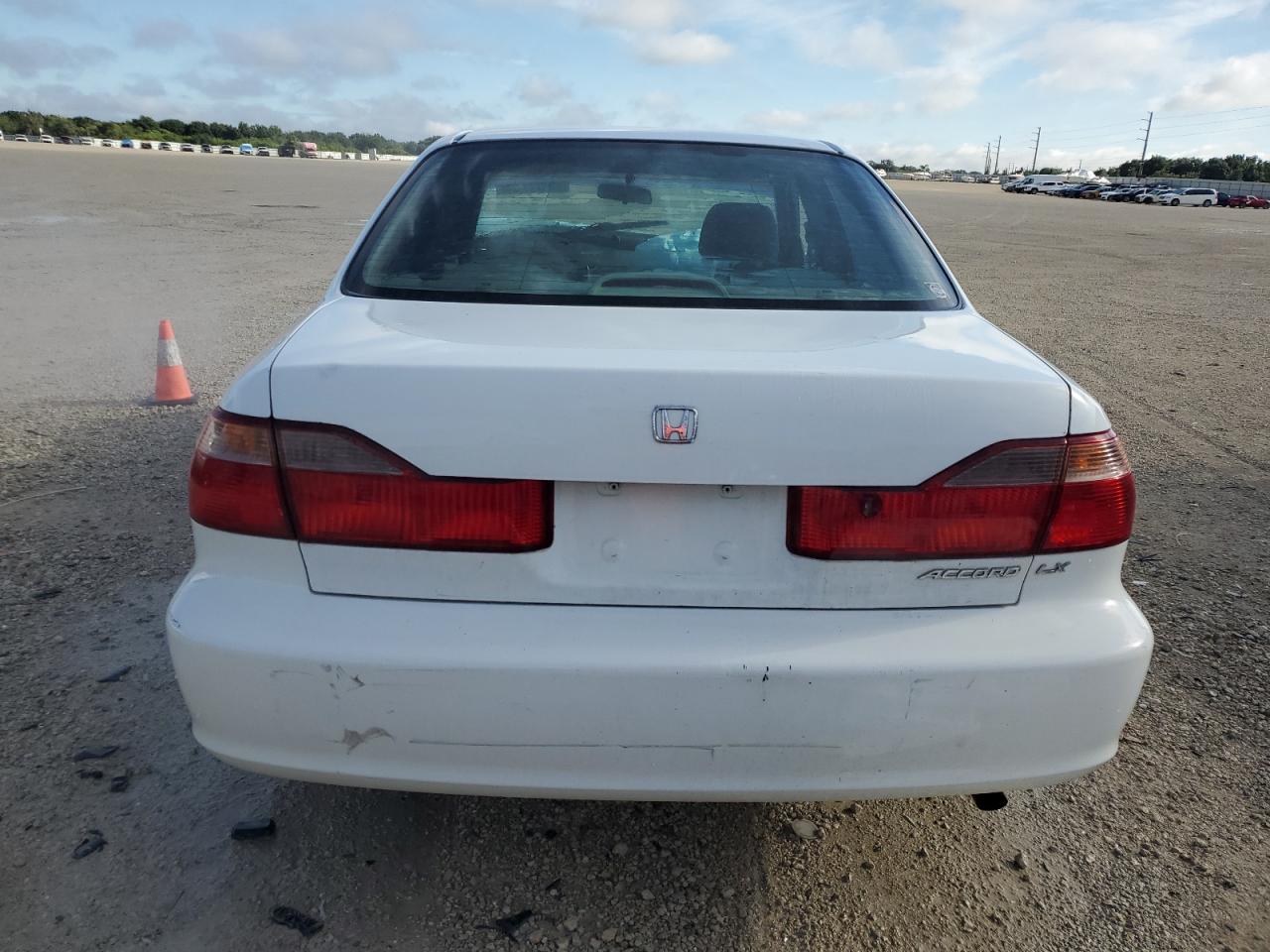1HGCG5642YA137190 2000 Honda Accord Lx