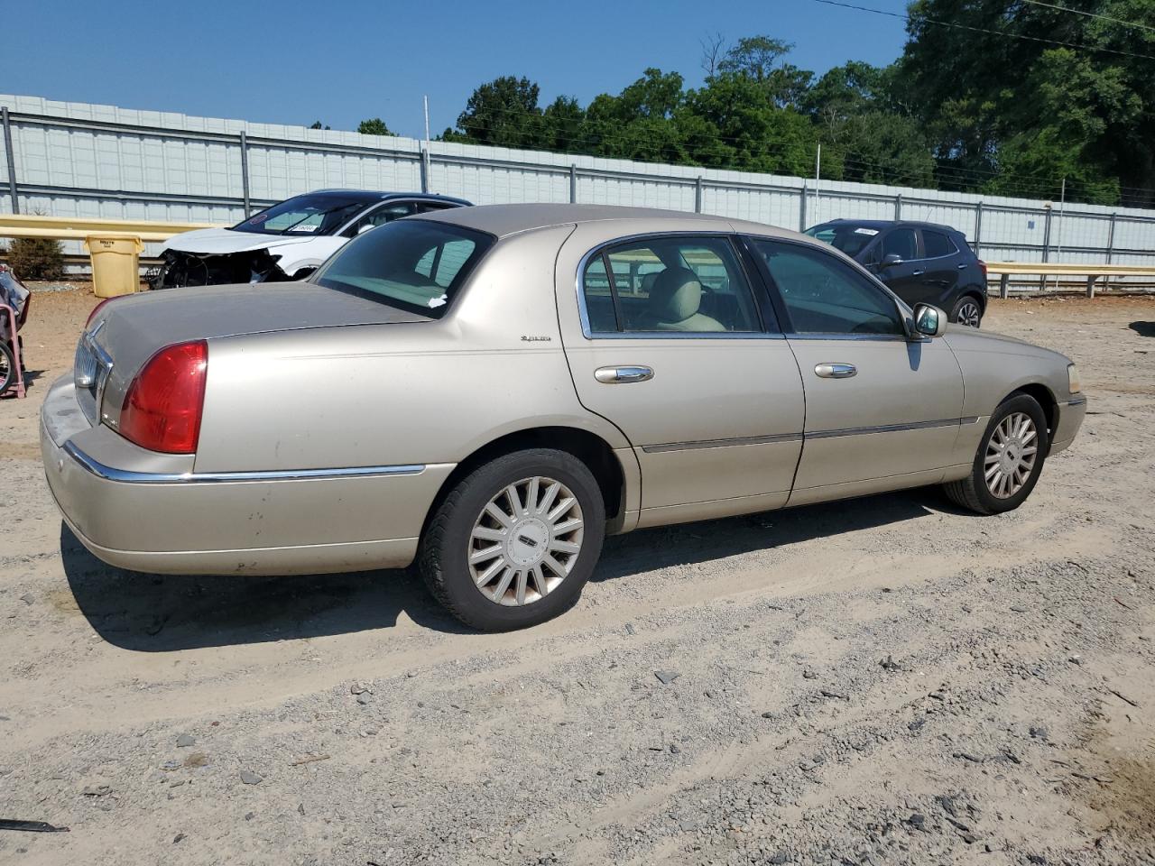 1LNHM81W15Y626007 2005 Lincoln Town Car Signature