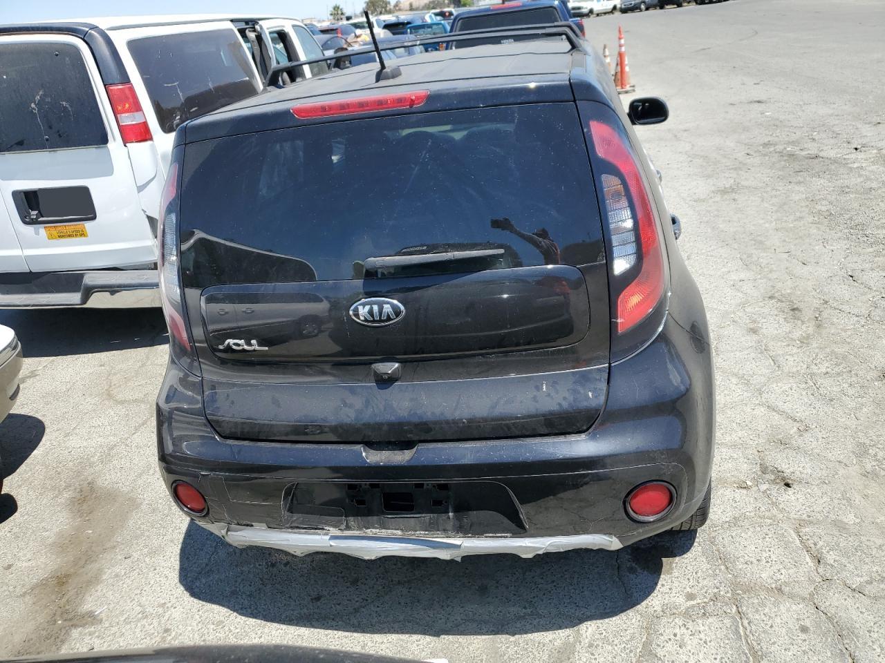 KNDJP3A55J7559922 2018 Kia Soul +