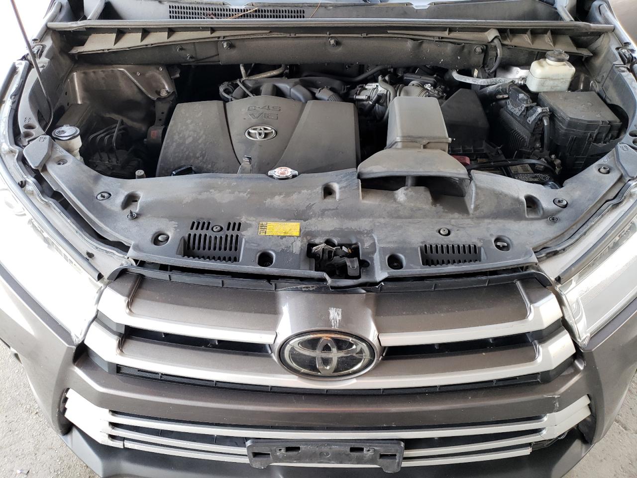 5TDKZRFH3JS527660 2018 Toyota Highlander Se