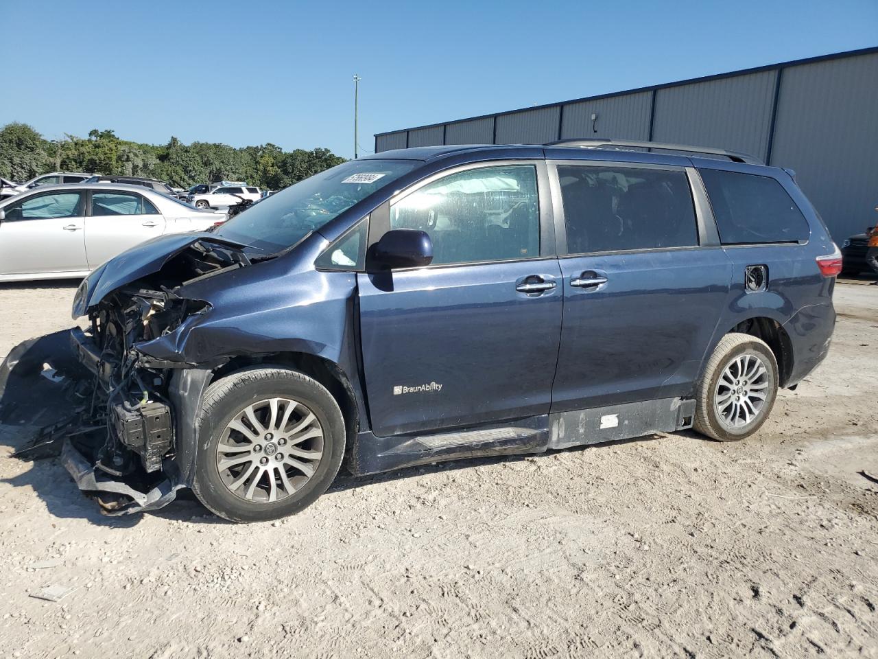 5TDYZ3DC7JS902870 2018 Toyota Sienna Xle