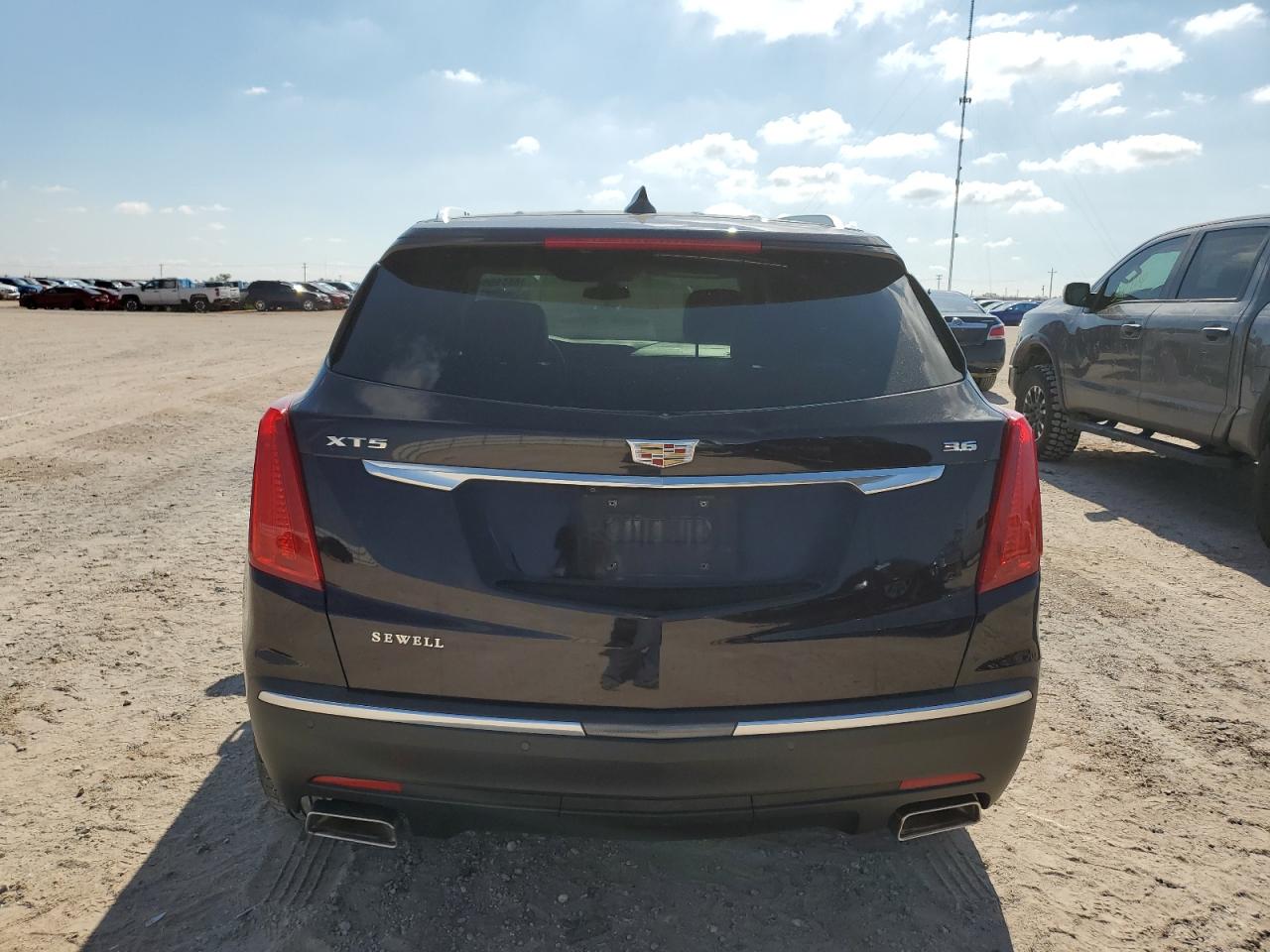 1GYKNCRS5JZ217521 2018 Cadillac Xt5 Luxury