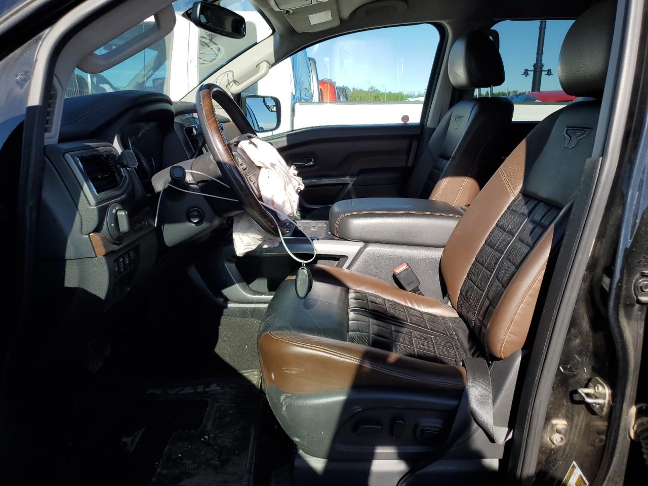 1N6AA1E52HN525486 2017 Nissan Titan Sv