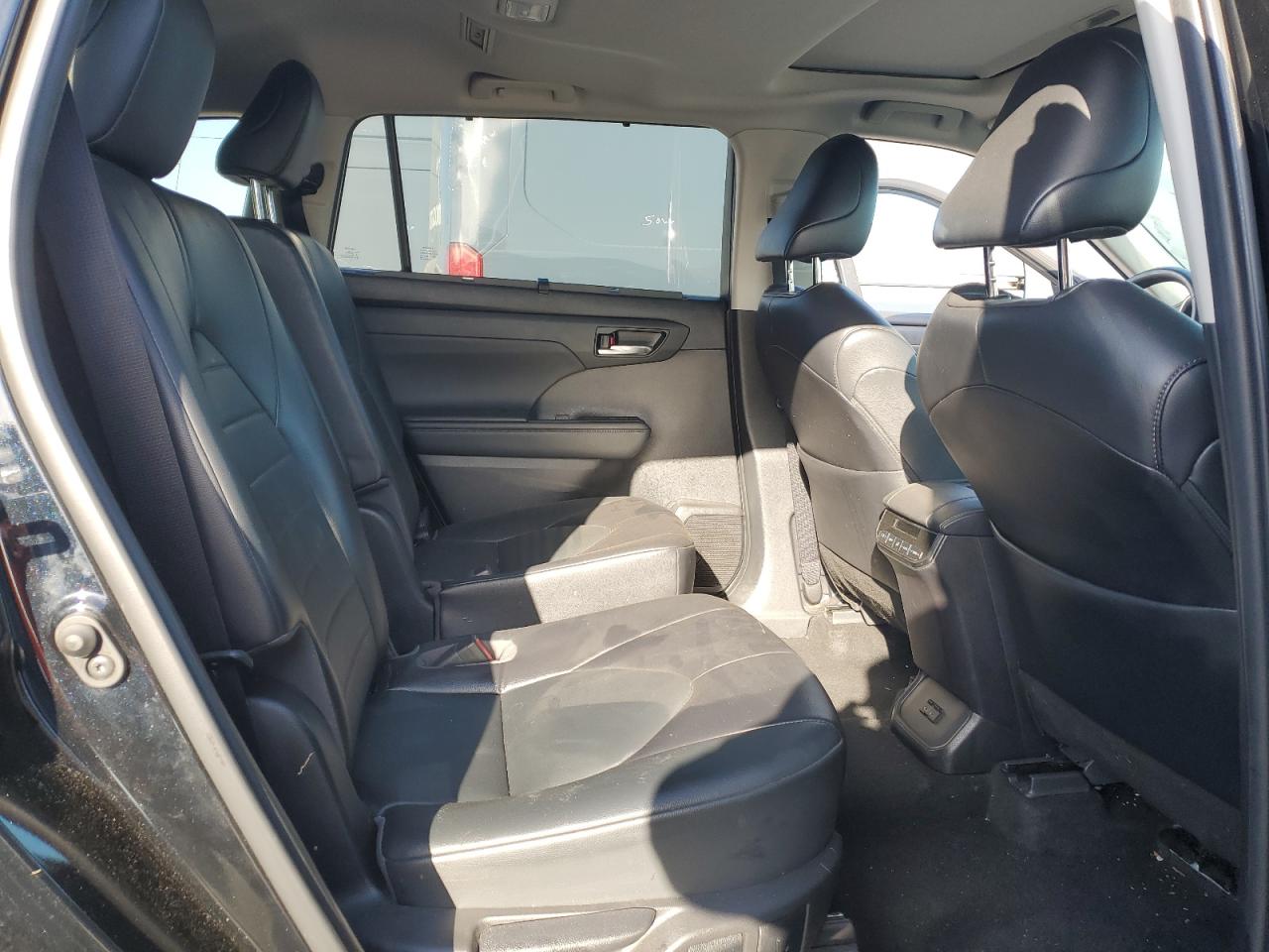 5TDGZRAH7NS546957 2022 Toyota Highlander Xle