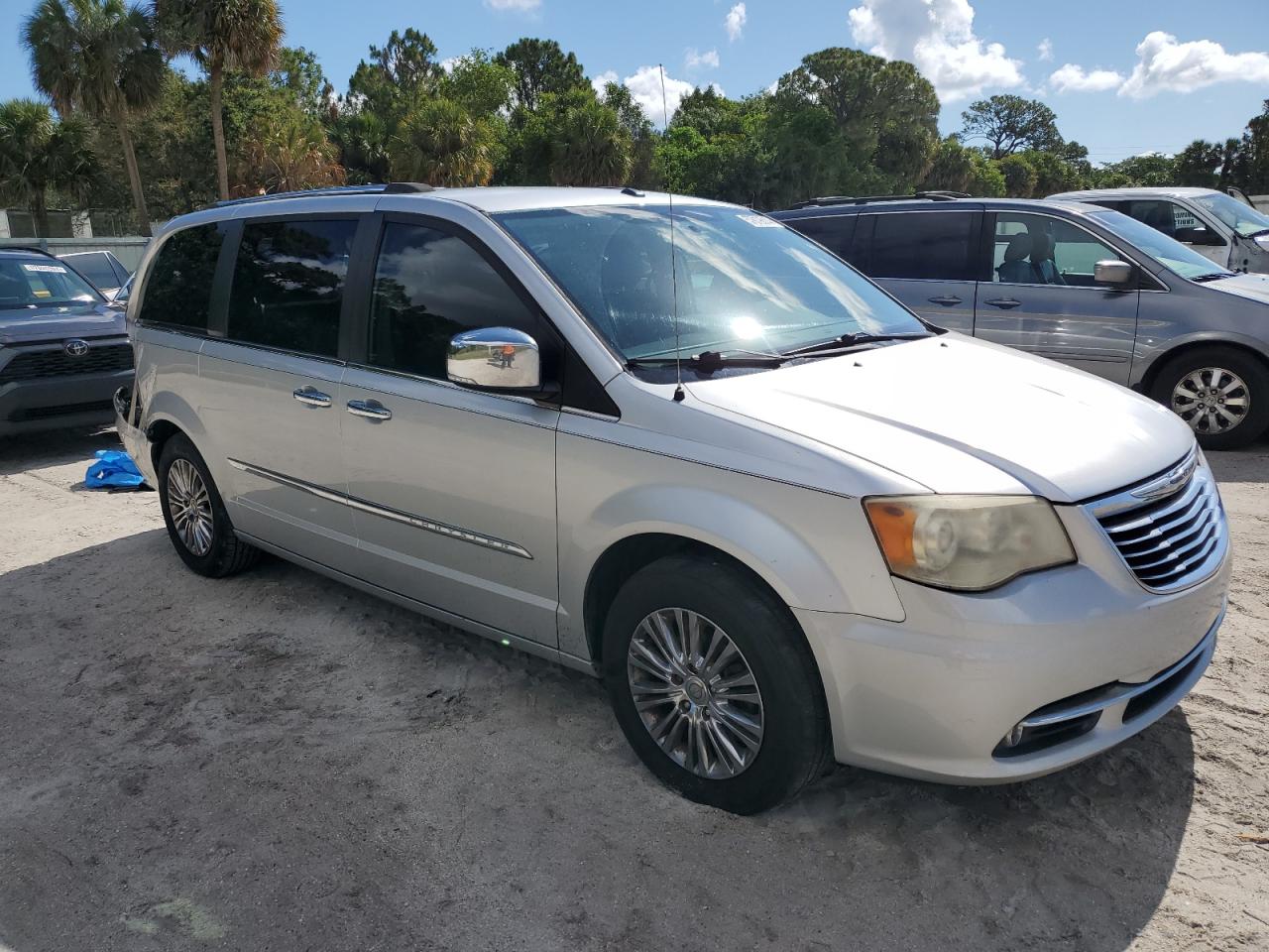 2A4RR6DG2BR712195 2011 Chrysler Town & Country Limited