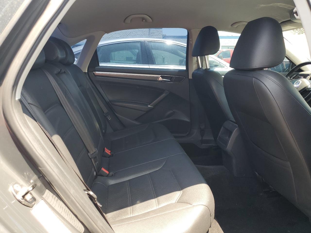 1VWDT7A38HC051697 2017 Volkswagen Passat R-Line