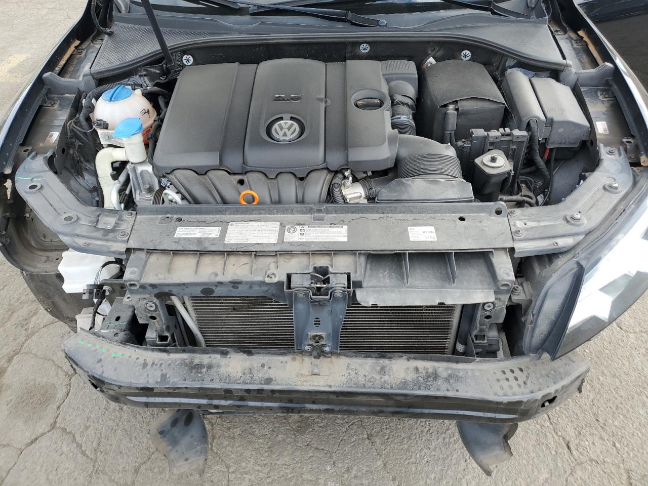 1VWBP7A35DC107200 2013 Volkswagen Passat Se