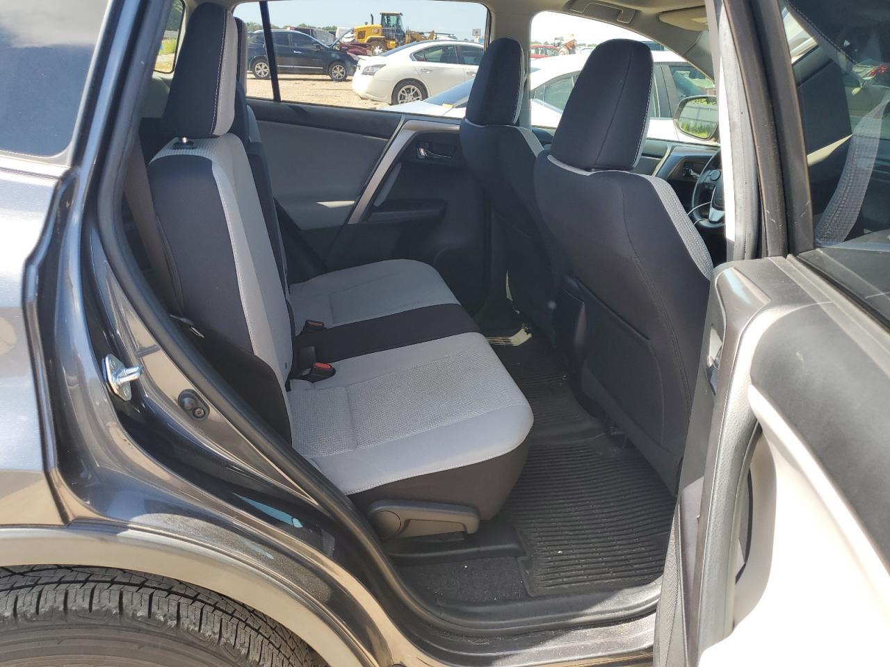 JTMRFREV4HJ714170 2017 Toyota Rav4 Xle