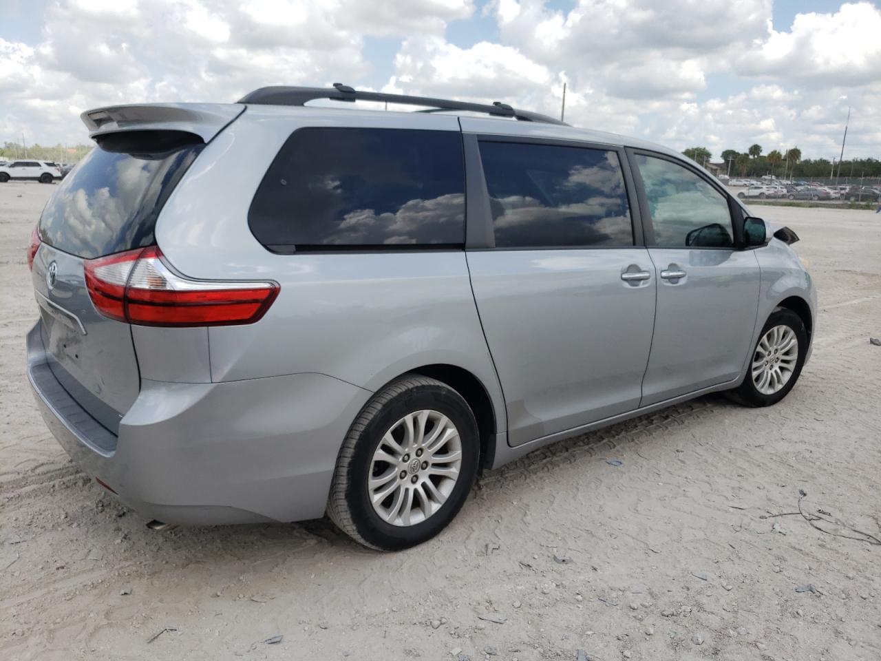 5TDYK3DC1FS618047 2015 Toyota Sienna Xle