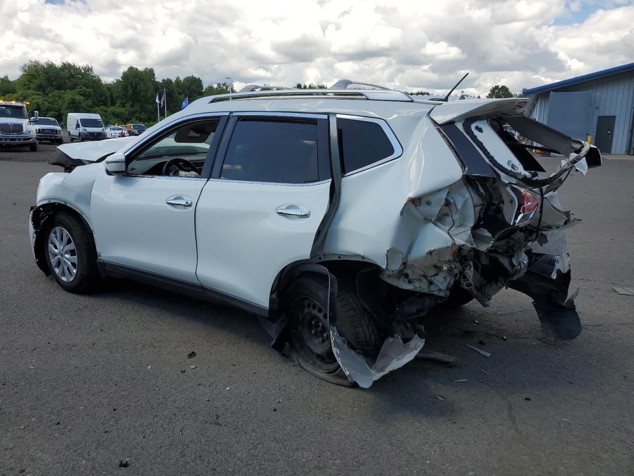 2016 Nissan Rogue S vin: KNMAT2MVXGP705435