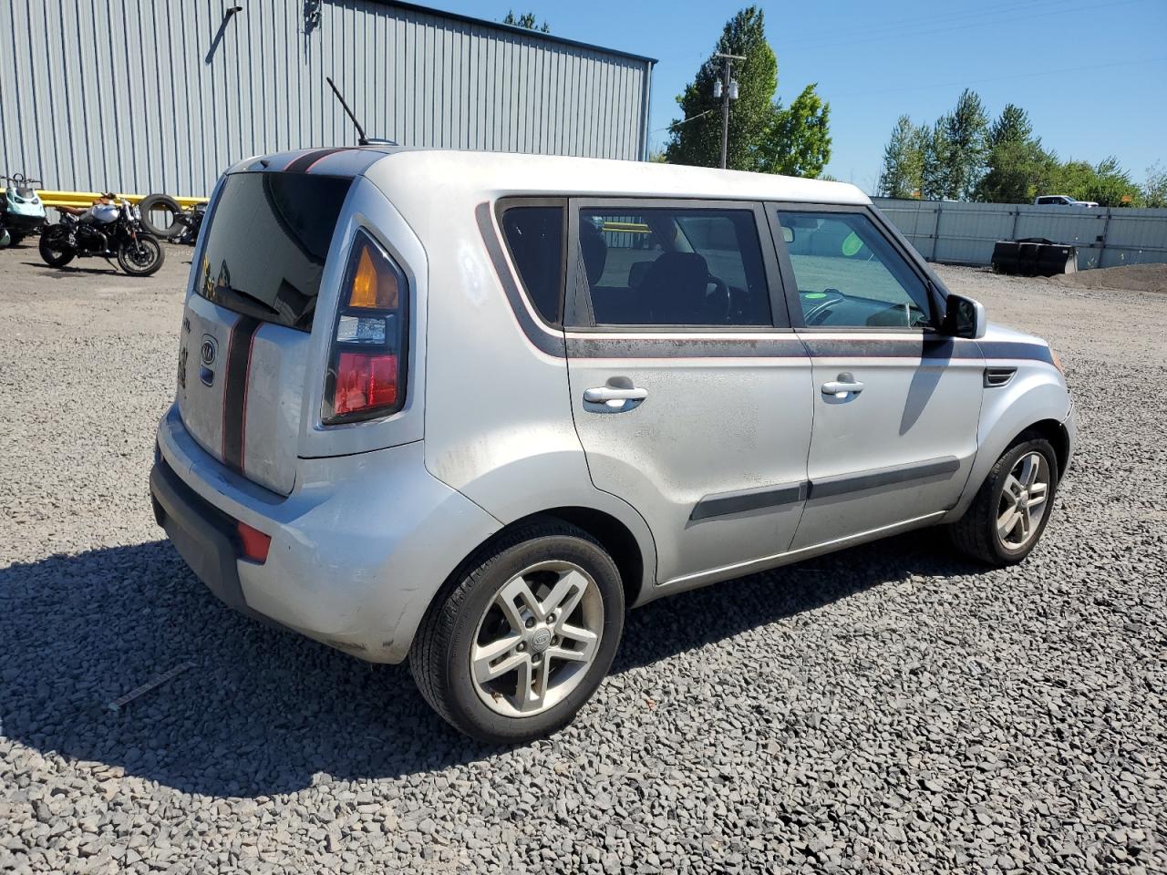 KNDJT2A22B7708882 2011 Kia Soul +