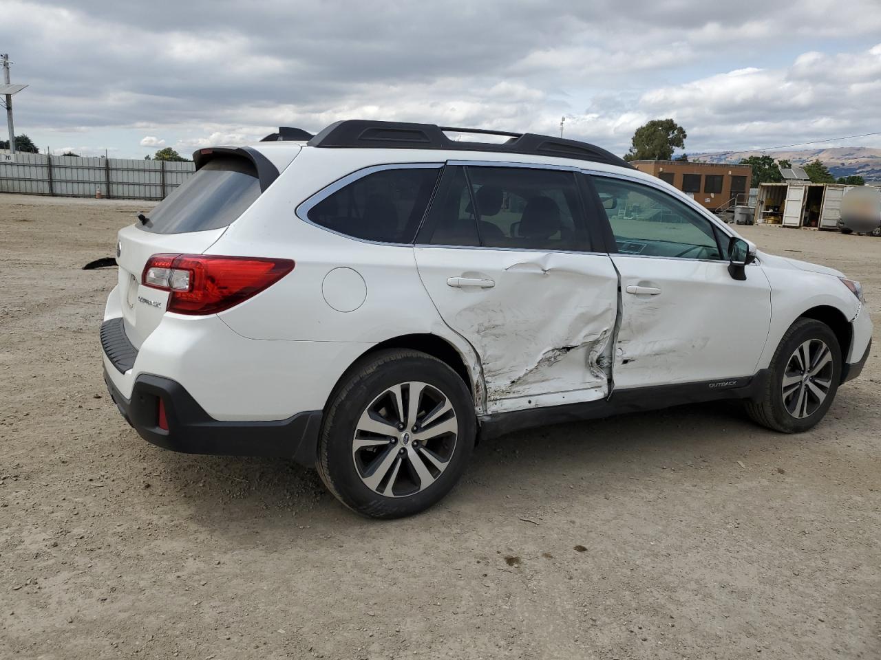 2018 Subaru Outback 2.5I Limited vin: 4S4BSANC0J3260194