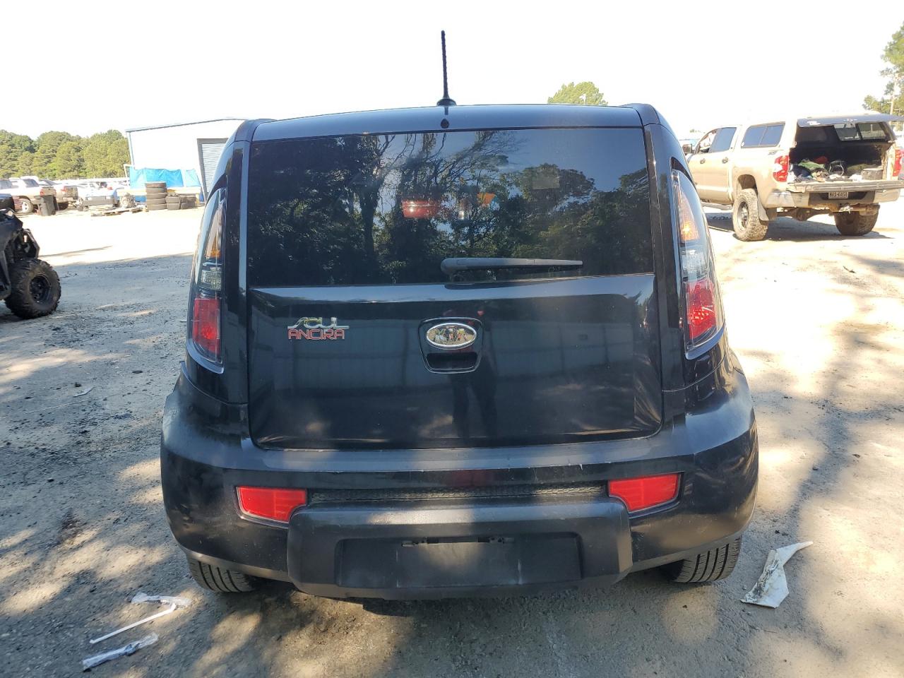 KNDJT2A23B7303257 2011 Kia Soul +
